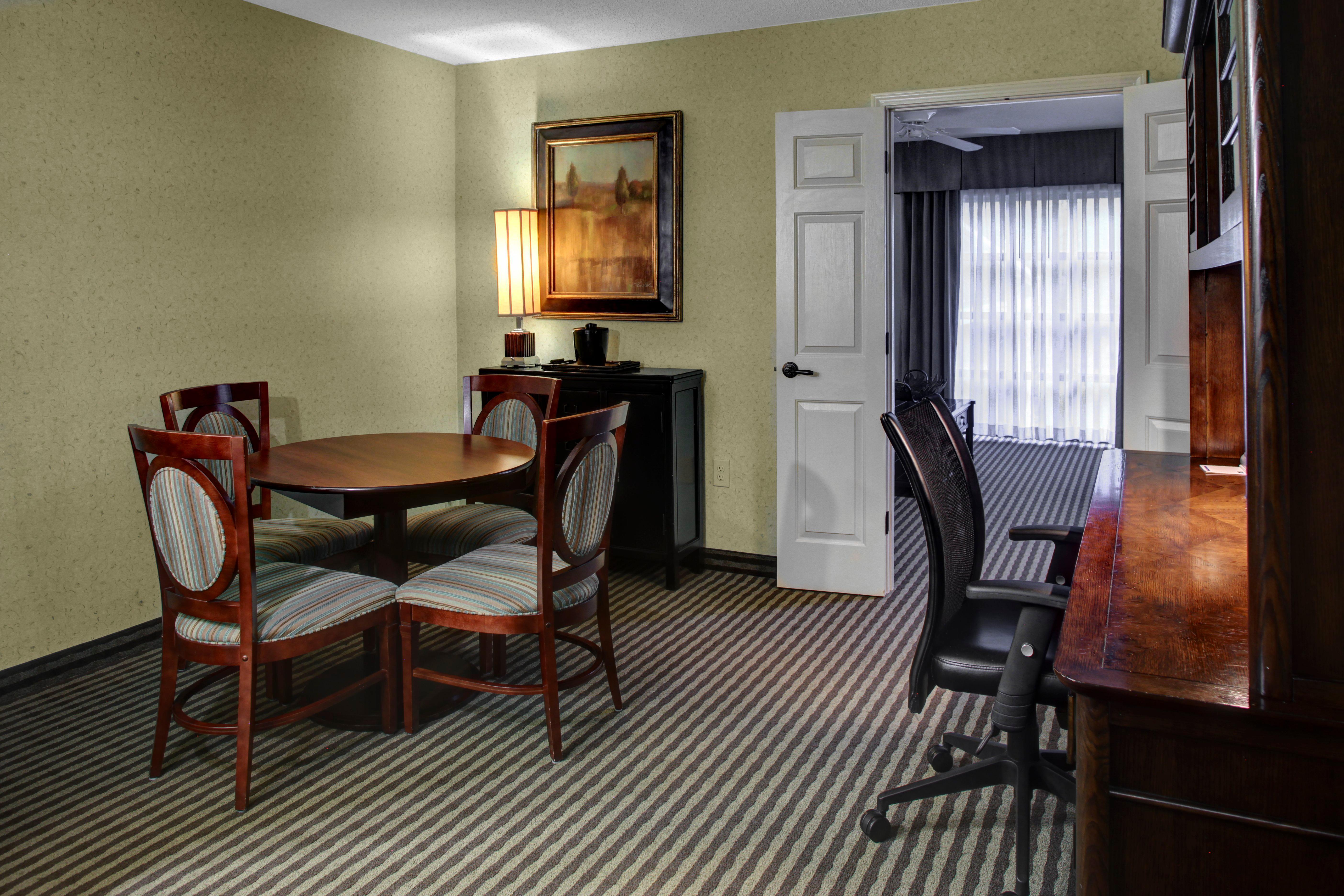 Holiday Inn Express Hotel & Suites Atlanta Buckhead By Ihg Экстерьер фото